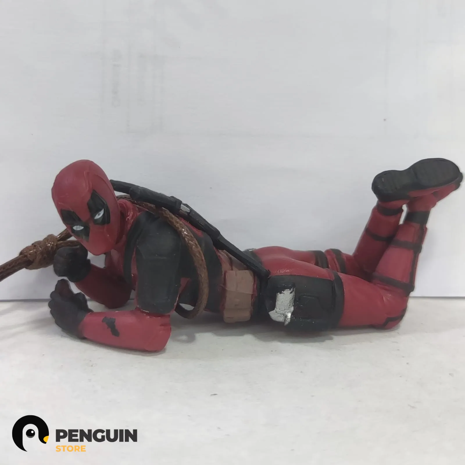 دلاية "ديدبول" (Deadpool - Relax Mode) - إكسسوار مرآة السيارة بوضعية الروقان والانتخة من Penguin Store 🏎️🛋️✨