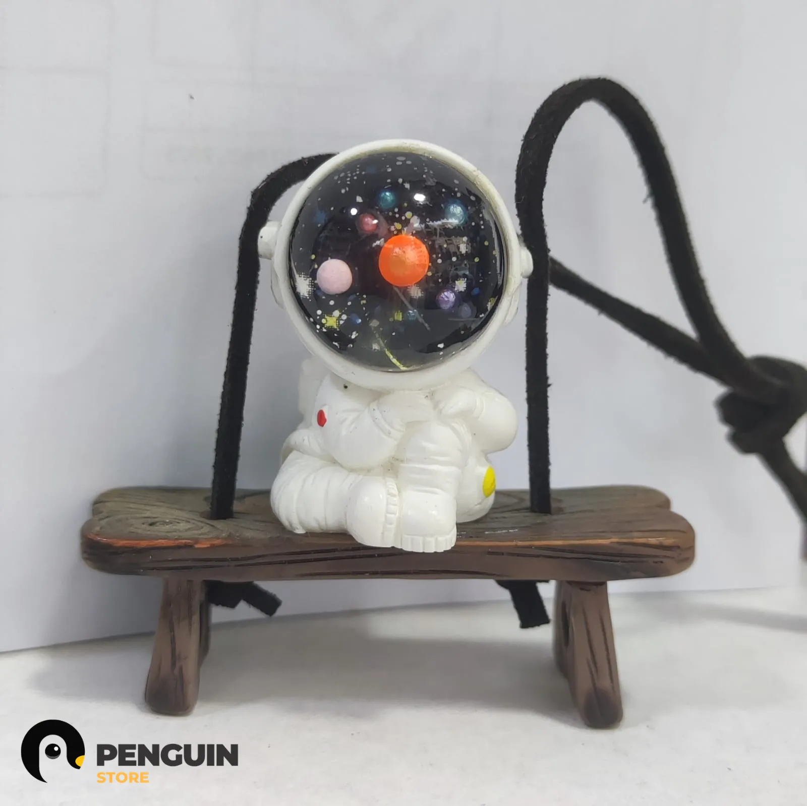 دلاية "رائد فضاء" على مقعد خشبي - إكسسوار مرآة السيارة بتصميم "خوذة المجرة" والـ Aesthetic المودرن من Penguin Store 🧑🚀🌌✨