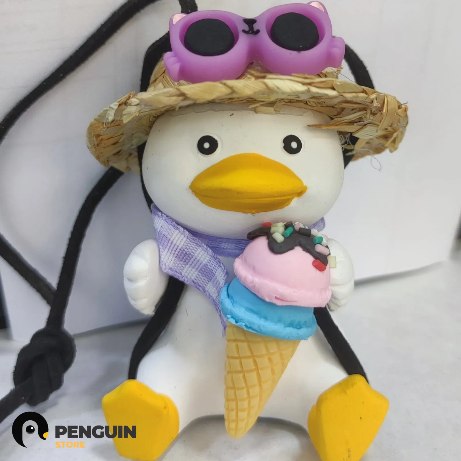 دلاية "البطة الأكيلة" (Ice Cream Duck) للسيارة - إكسسوار مرآة بتصميم صيفي مبهج ونضارة "Cat-Eye" من Penguin Store 🍦🦆✨