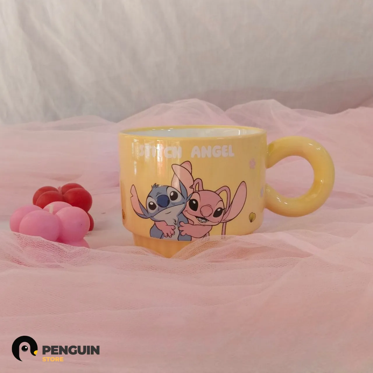 مج "ستيتش وأنجل" (Stitch & Angel) - مج سيراميك أصفر بـ يد دائرية وتصميم ديزني الأيقوني للبهجة والروقان 💛✨☕