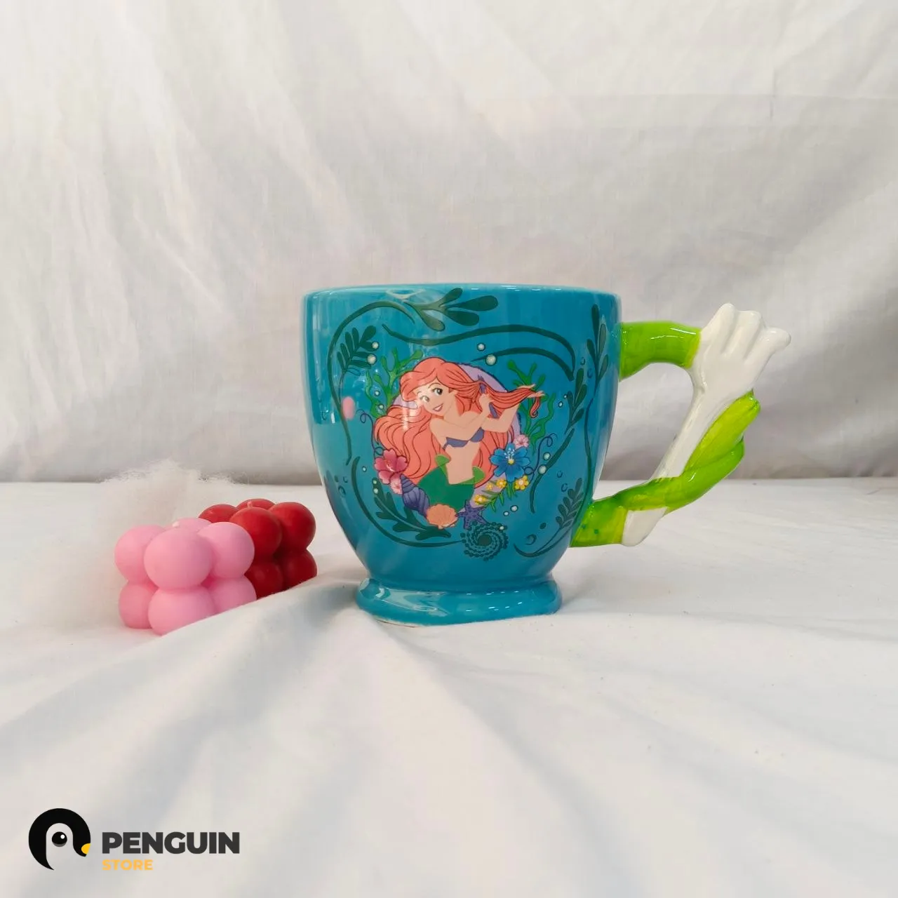 مج "آريل" (Ariel) حورية البحر - مج سيراميك بـ يد على شكل شوكة (Dinglehopper) وتصميم ديزني الأسطوري للروقان 🧜♀️🌊☕